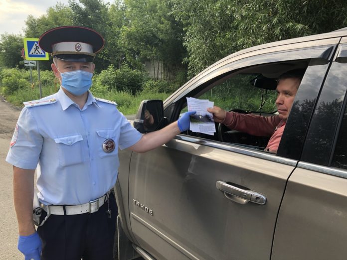 Автоинспекторы проводят профилактические беседы с участниками дорожного движения