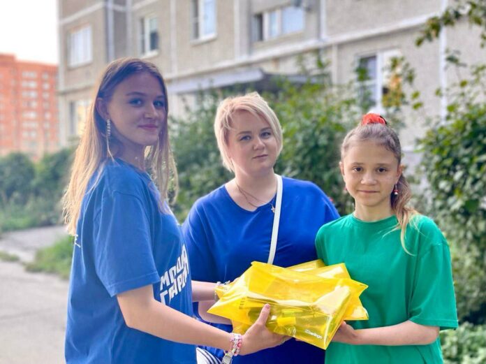 Подольские молодогвардейцы передали канцелярские принадлежности семье мобилизованного