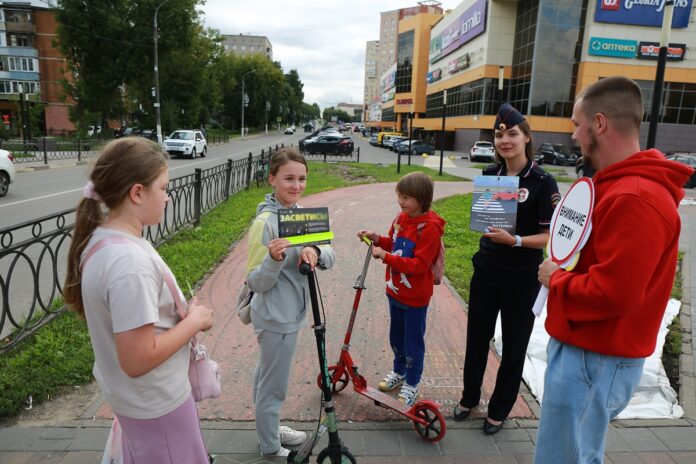 В рамках профилактического мероприятия «Внимание — дети!» госавтоинспекторы провели акцию «Пешеход, на переход!»