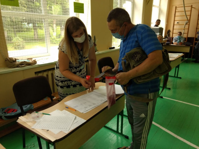 Безопасно и активно голосуют по поправкам в Конституцию жители микрорайона Львовский