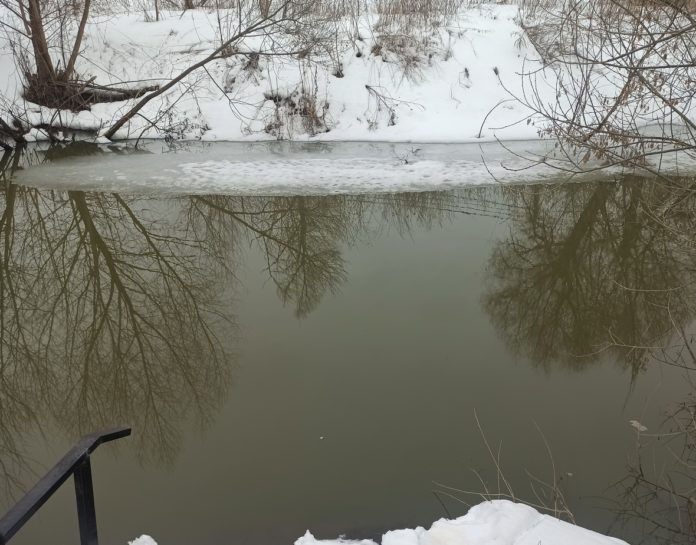 О толщине льда на Пахре 25 марта