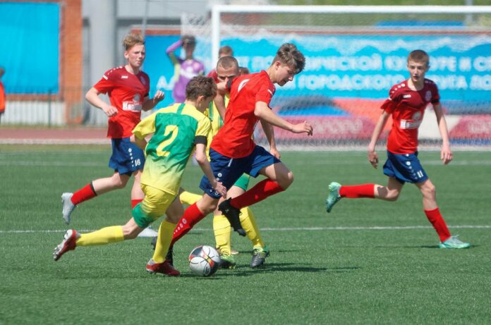 Подольские ребята из футбольной школы «Витязь» сразились с командой СШОР-5 Смоленск на стадионе «Труд»