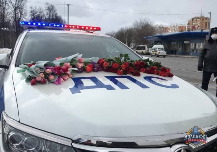 Сотрудники ГИБДД поздравили автоледи с Международным женским днем