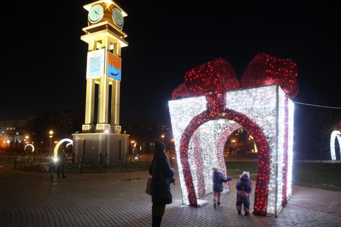 Семнадцать елей установлено в преддверии новогодних праздников в Большом Подольске