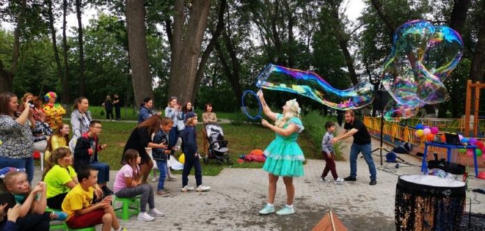 Группа волонтеров-аниматоров «Светоч» при Никольском храме провели благотворительный праздник