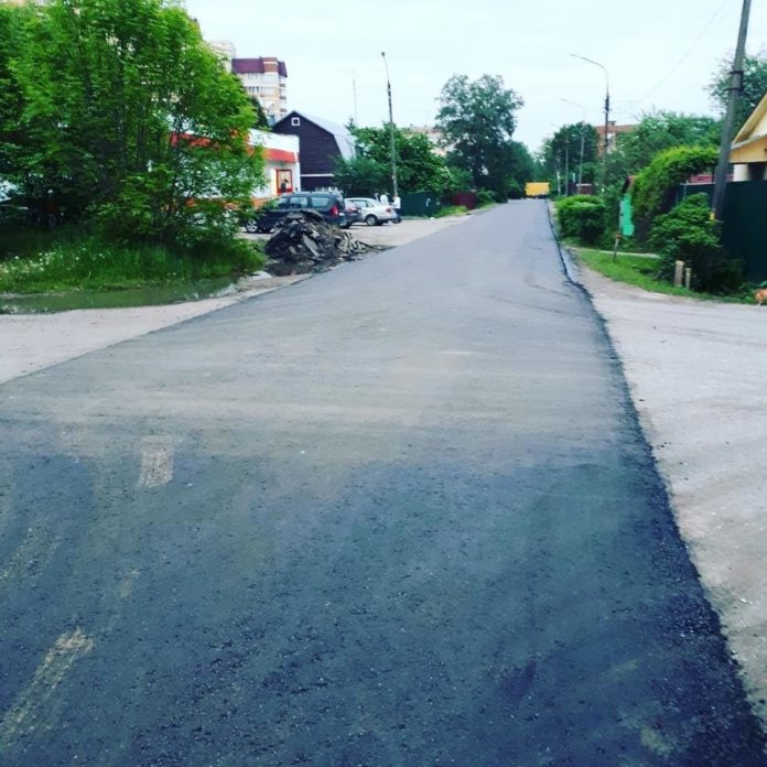 Завершается последний этап асфальтирование улицы Орджоникидзе в микрорайоне Львовский