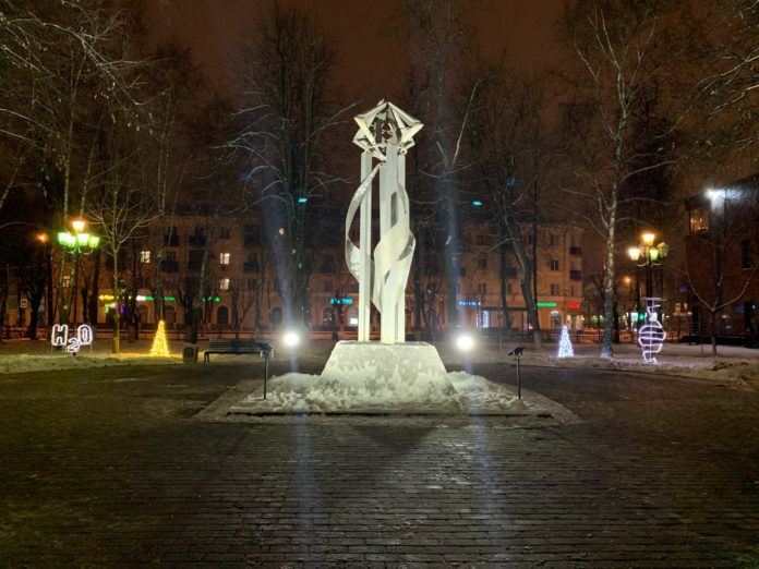 Подсветку стелы в сквере Науки смонтировали представители МБУ «ПКБ»