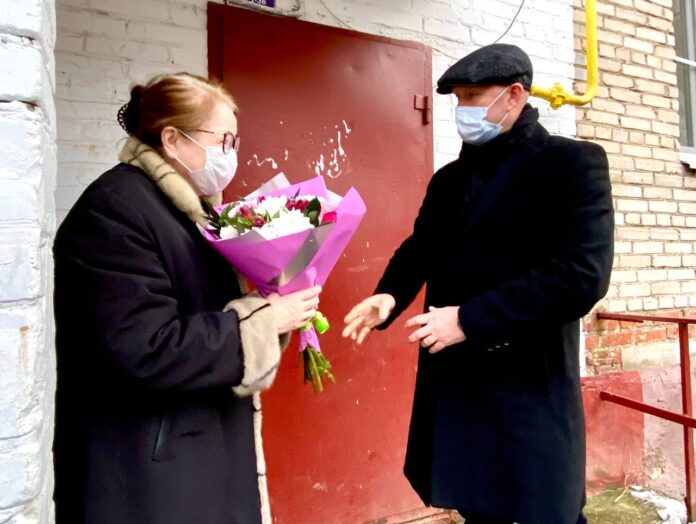 Молодогвардейцы поздравили  с Днём матери жительниц Подольска