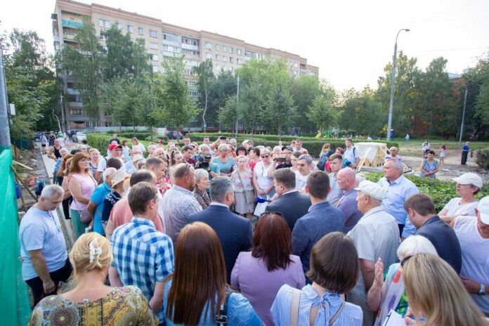 Дмитрий Жариков обсудил с жителями микрорайона благоустройство сквера 200-летия Подольска