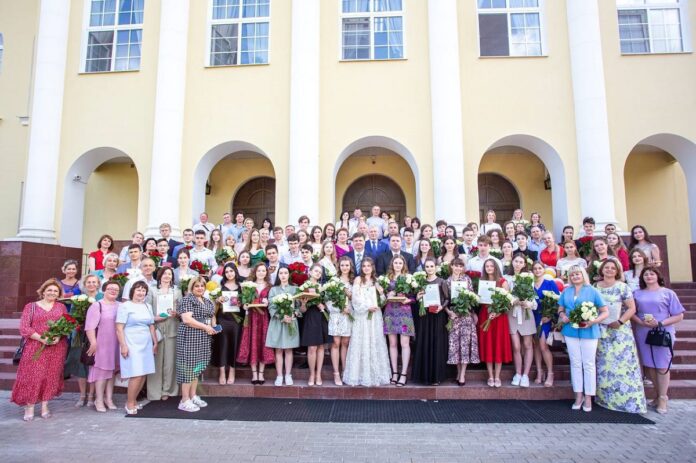 Поздравления и подарки выпускникам округа