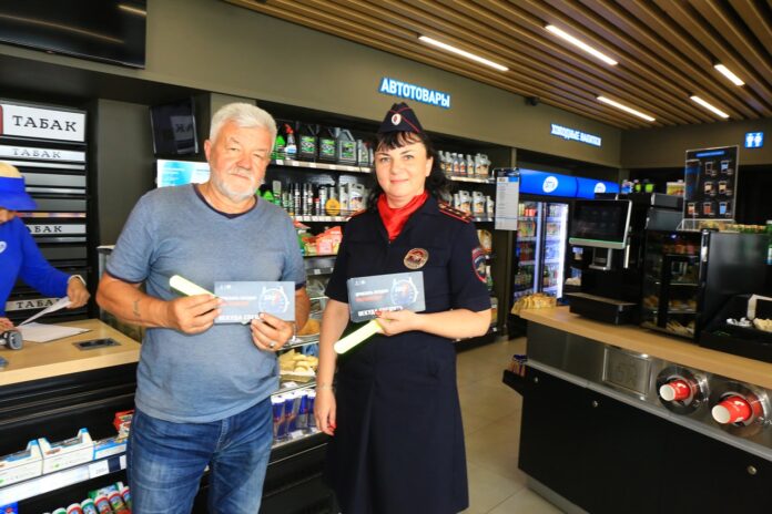 В Подольске автоинспекторы провели профилактические беседы на автозаправочных станциях