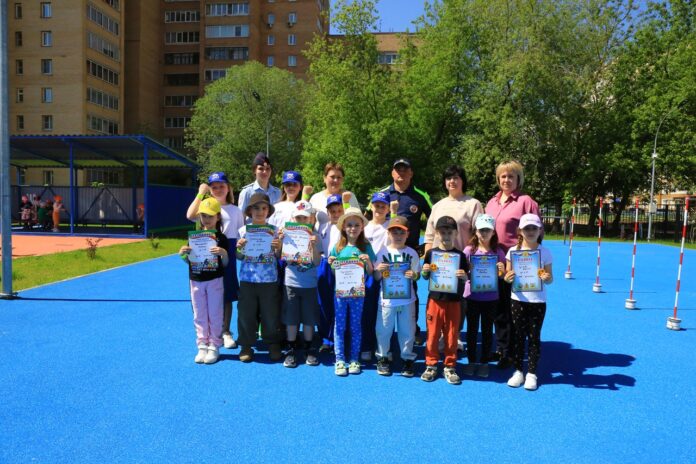 Сотрудники подмосковной Госавтоинспекции и ЮИДовцы проводят обучающие квесты для воспитанников детского сада