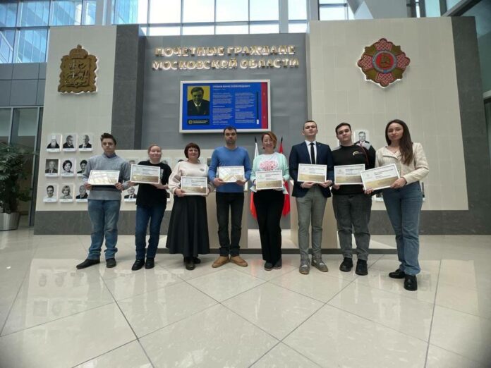 Подольским волонтёрам вручили благодарственные письма за работу на выставке-форуме «Россия» ⁣⁣⠀