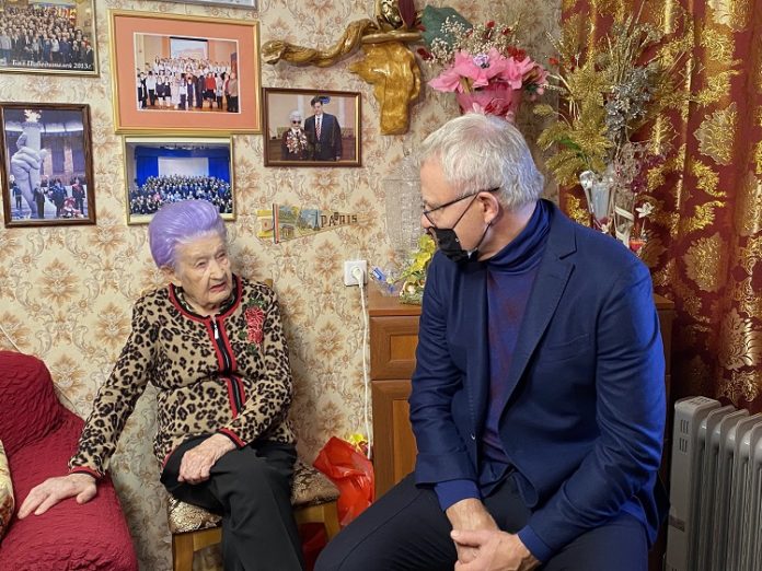 Вячеслав Фетисов 2 февраля посетил участницу Сталинградской битвы Марии Рохлиной