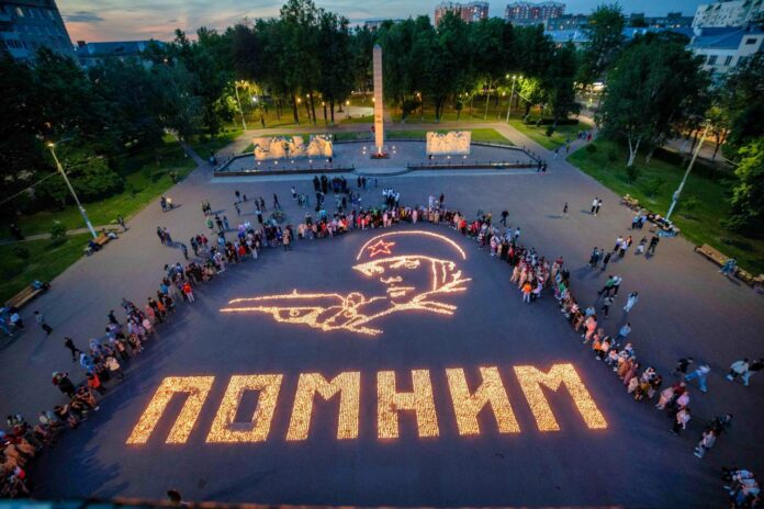 Площадь Славы в Подольске осветили 8500 свечей