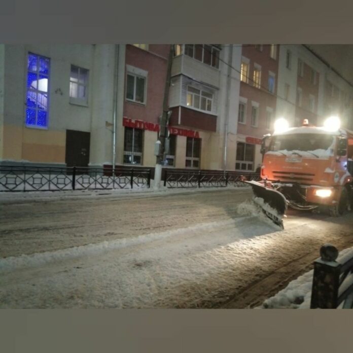 Дорожные и коммунальные службы муниципалитета ликвидируют последствия снегопада