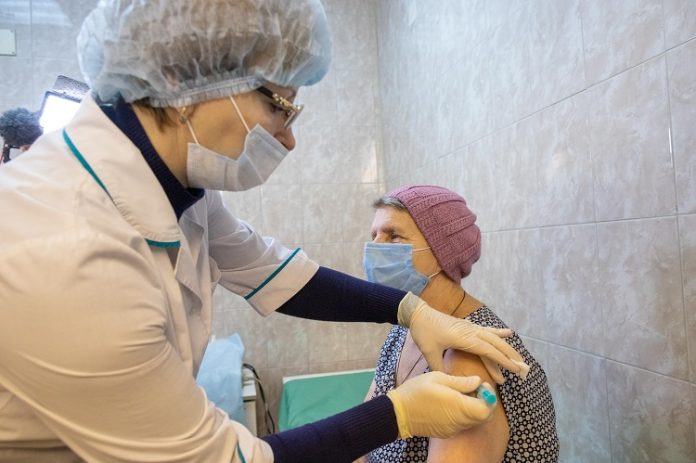 Вакцинацию от коронавируса внесли в календарь прививок