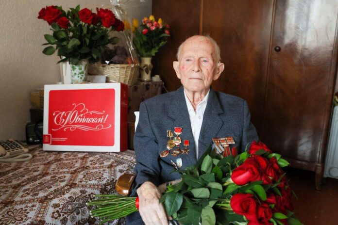 Секретарь подольского отделения партии «Единая Россия» поздравил участника Великой Отечественной войны со 100-летним юбилеем