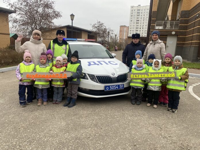 О безопасности на переходных переходах автоинспекторы и ЮИДовцы напомнили жителям подмосковного Подольска