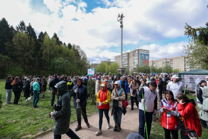 В Подольске прошла массовая уборка: партийцы присоединились к Всероссийскому субботнику