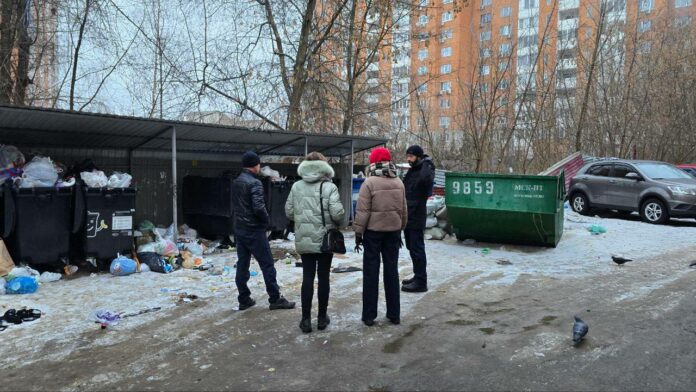 Депутат Совета депутатов провел мониторинг работ по модернизации площадки сбора мусора