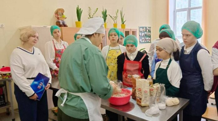 Единоросы с детьми приготовили хлеб, как в блокадном Ленинграде