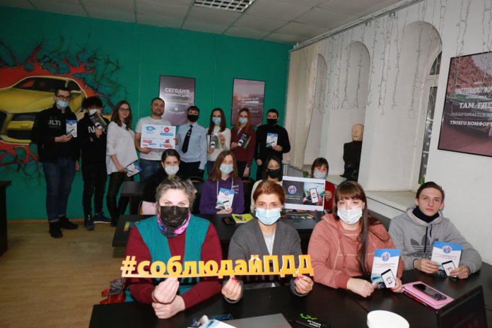 Автоинспекторы рассказали будущим водителям об опасности использования гаджетов во время участия в дорожном движении