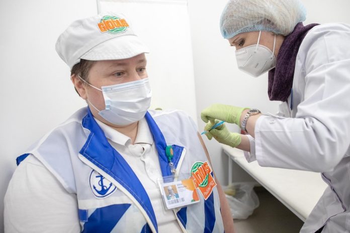 Работники гипермаркета «Глобус» присоединились к кампании по вакцинации от коронавирусной инфекции