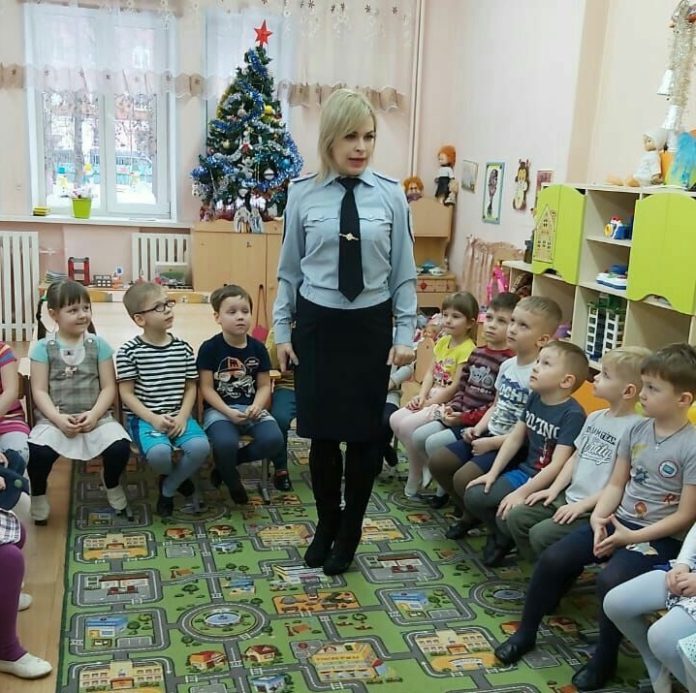 С воспитанниками детского сада № 22 встретилась  инспектор по делам несовершеннолетних