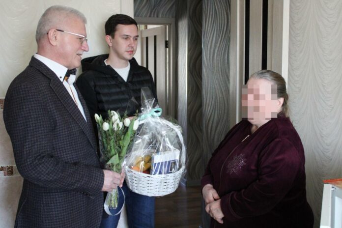 В Подольске в Международный женский день партийцы поздравили маму участника СВО