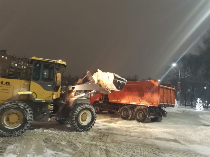 Около 200 кубометров снега вывезли минувшей ночью с дорог Городского округа Подольск
