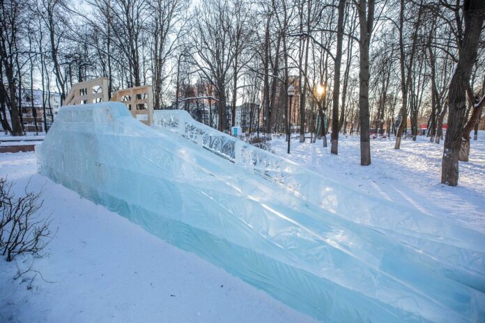 Городской парк украсила скульптура «Зимняя сказка»