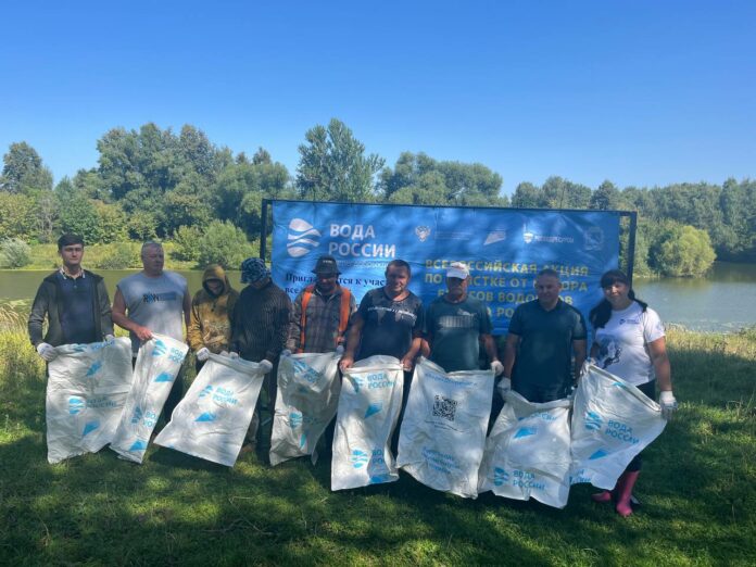 На акции «Вода России» очистили берег ручья Неумейка от мусора