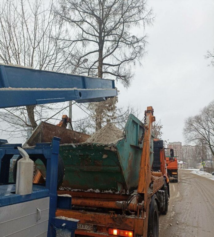 Коммунальные службы Подольска продолжают уборку снега