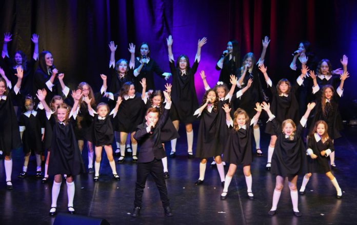 В КПЦ Дубровицы прошел отчетный концерт Театра эстрадной песни «Радуга звёзд»