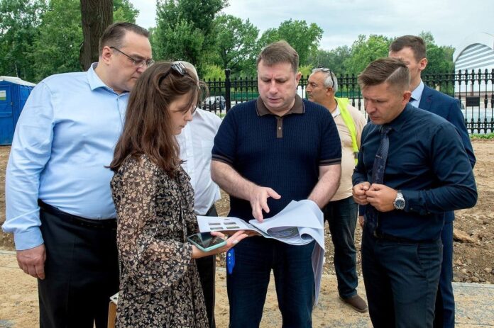 Партийцы осмотрели ход строительства новой пешеходной зоны на ул.Высотная