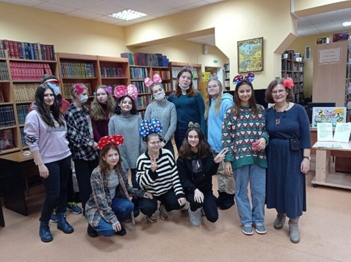 Подольские студенты провели встречу с художницей Еленой Сторчай