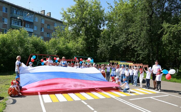 В Подольске автоинспекторы провели патриотическую акцию «Соблюдаю ПДД и люблю Россию!»