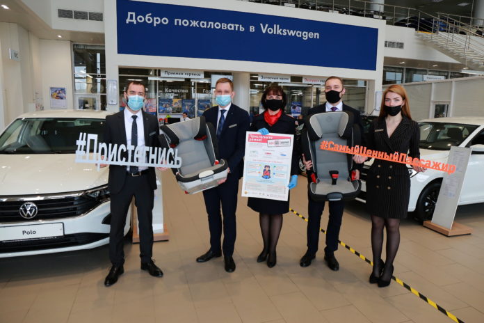 Автоинспекторы Большого Подольска провели экспресс-консультации по дорожной безопасности в автосалонах