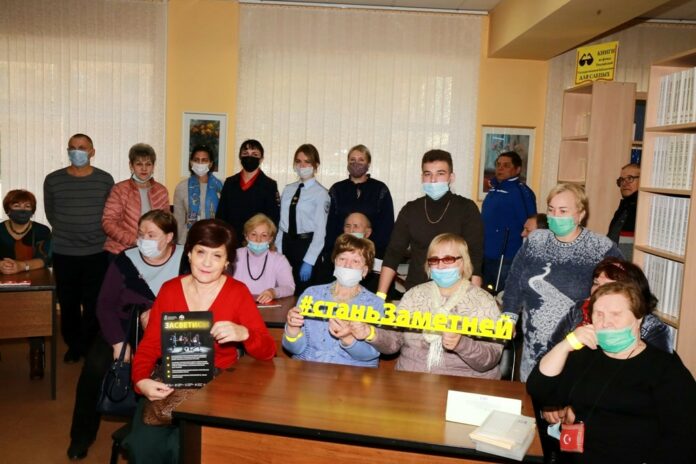 В Подольске полицейские и член Общественного совета поздравили представителями Всероссийского общества слепых с днем...