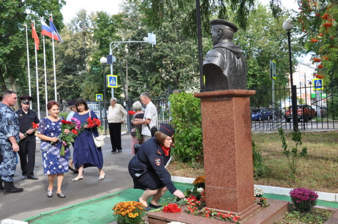 Руководство УМВД России по г.о. Подольск совместно с общественниками почтили память Героя России Александра...