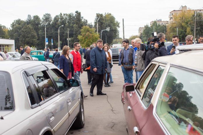 Глава округа осмотрел юбилейную выставку «Ретромобилю – 20 лет!»