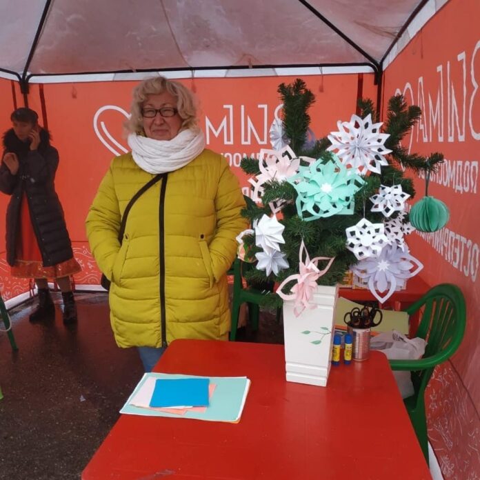 Подольские волонтеры выступили на сцене фермерского рынка в Климовске