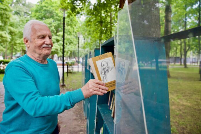 Обмен книгами развивается в парке имени Виктора Талалихина