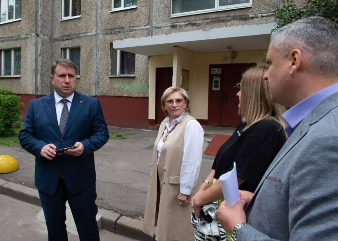 Дмитрий Жариков встретился с жительницей дома 7 по ул. Мраморной, чтобы обсудить возможность модернизации...