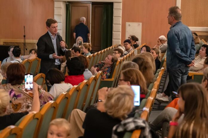 Министр культуры и туризма МО провел встречу с жителями Дубровиц по вопросу КПЦ