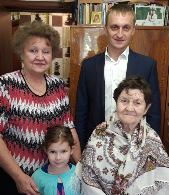 Поздравления с 90-летним юбилеем принимала 6 сентября труженица тыла Тамара Ивановна Киреичева