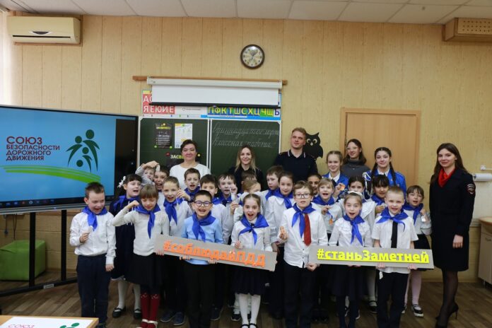 Полицейские Подмосковья провели для школьников информационно- пропагандистское мероприятие «Яркая личность».