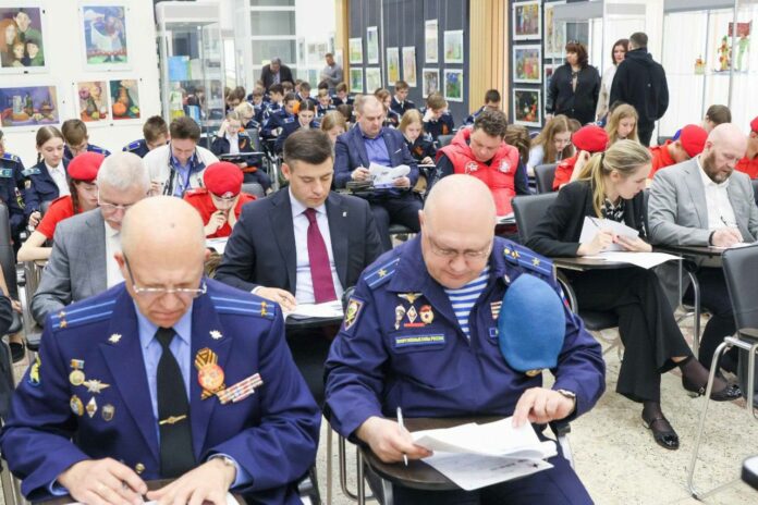 Секретарь подольского отделения партии «Единая Россия» Григорий Артамонов принял участие в акции «Диктант Победы»