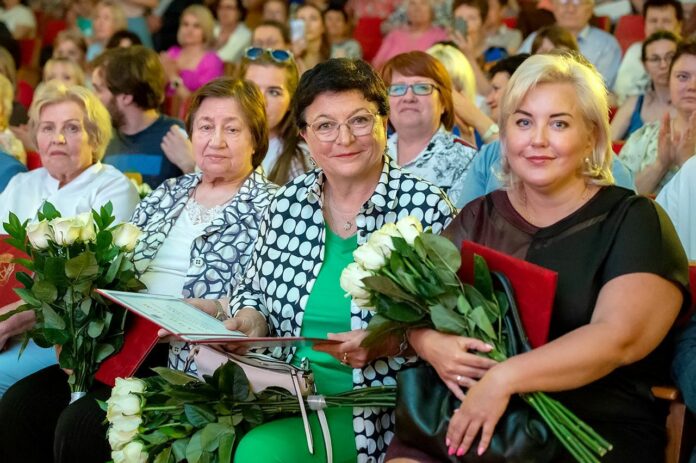 Секретарь местного отделения партии «Единая Россия» Дмитрий Жариков вручил премии имени Николая Маштакова